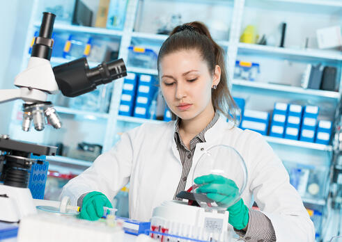Farmaceutický laborant vo vyšetrovacích metódach v toxikológii a farmakológii