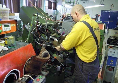 Operátor stroja na výrobu obuvi