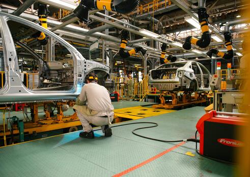 Pomocný pracovník v strojárskej (automobilovej) výrobe